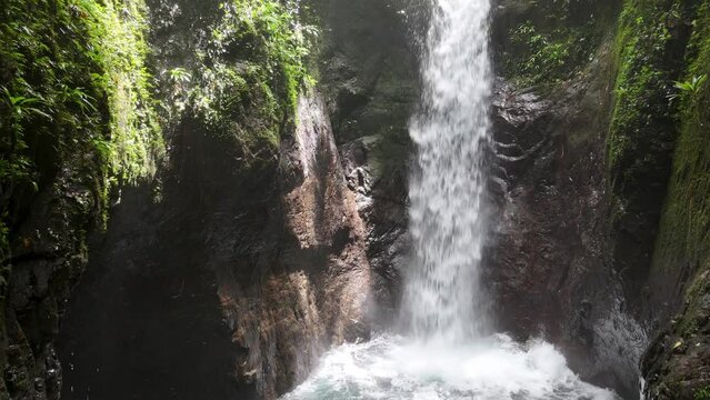 Maravillosa  caida de agua oculta entre las montañas, hermosas cascadas de aguas color turquesa llenas de vegetacion en la comarca Ngabe Bugle de panama.