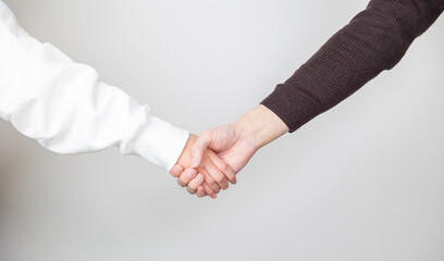 親子で握手をするイメージ