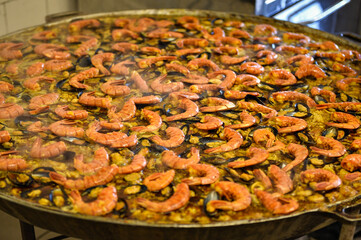 Cocinando paella de mariscos