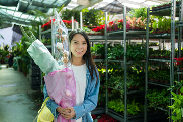 Woman buy flower in the shop - 762413587