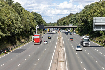 M3 smart motorway with traffic flowing freely on all eight lanes - obrazy, fototapety, plakaty