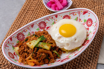 Thai style, fried rice, pad thai, kung, shrimp, tom yum , kram, pork, rice topped with rice, fried eggs, beef, rice noodles, pod see , Udon tani, kuwei, tai fox morning glory, pork belly