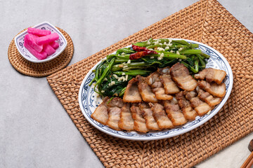 Thai style, fried rice, pad thai, kung, shrimp, tom yum , kram, pork, rice topped with rice, fried eggs, beef, rice noodles, pod see , Udon tani, kuwei, tai fox morning glory, pork belly