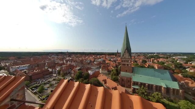 L&uuml;neburg Innenstadt mit Kirche im Sommer - Ausblick