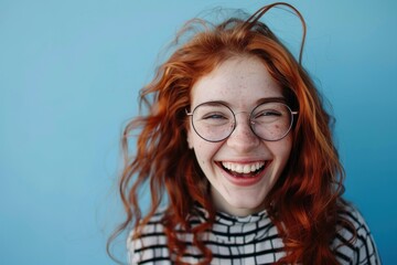 Obraz premium woman smiling with spectacles on blue background stock photo ukt