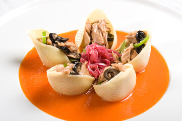 conchiglioni pasta with tuna and black olives and orange and pepper marmalade