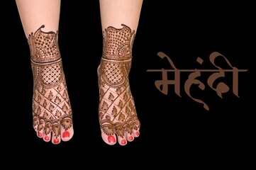 Beautiful bridal mehndi on legs simple and beautiful stylish leg mehndi design beautiful bride indian woman mehndi on legs with mehndi text with black background