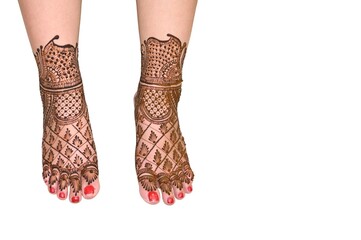 Beautiful bridal mehndi on legs simple and beautiful stylish leg mehndi design beautiful bride...