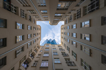 Kamienica Natana Morgensterna na ulicy Henryka Sienkiewicza w centrum Warszawy na tle nowoczesnego niebieskiego biurowca. © smoku7979