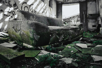 Old Couch in an Abandoned Place - Verlassener Ort - Beatiful Decay - Verlassener Ort - Urbex /...