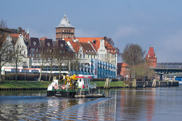 Lübeck Kanal Trave und Burgtor - obrazy, fototapety, plakaty