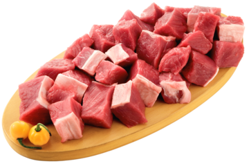 cubos carne bovina crua sobre tábua de servir de madeira isolado em fundo transparente