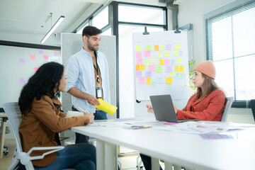 Obraz premium Multiethnic young business people working together in modern office, Collaborate to designing an application for use on the internet network.