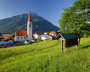 Österreich, Tirol, Ort Wald, Tschirgant, Kirche, Wiese