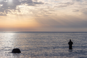Fototapeta premium Meerforellen Angler im flachen Wasser an der Ostseeküste. 