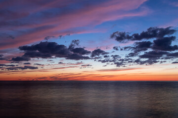 Fototapeta na wymiar colorful sky at sunset over lake 