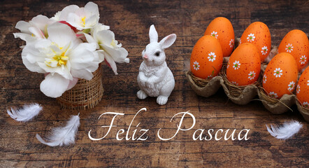 Tarjeta de felicitación Felices Pascuas. Saludo de Pascua con ramo de flores y huevos de Pascua...