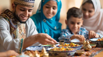 Tableaux ronds sur aluminium brossé Abu Dhabi Muslim families eat together in the month of Ramadan