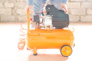 The compressor is portable.Using a portable compressor at work.