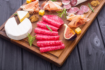 Mix of sausage and cheese plate - 762654183