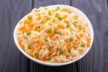Instant noodles with carrot and green onion