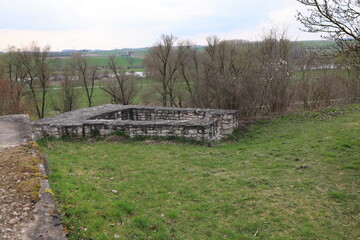 Blick auf die Reste eines ehemaligen Römerkastells in Neustadt an der Donau