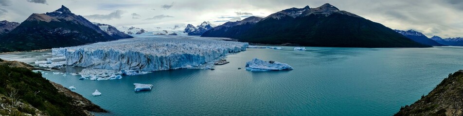 perito moreno glasier in southern ice field in patagonia - obrazy, fototapety, plakaty