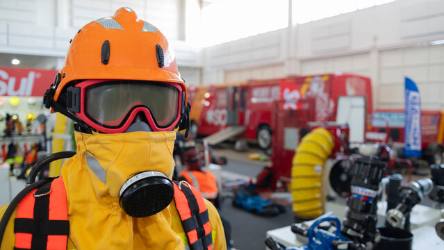 Bombeiro equipado com equipamentos de seguran&ccedil;a contra inc&ecirc;ndio e fuma&ccedil;a toxica.