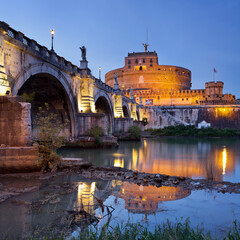 Castel Sant'Angelo; Engelsbrücke; Engelsburg;  Ponte Sant'Angelo; Tiber, Rom, Lazio, Italien - obrazy, fototapety, plakaty