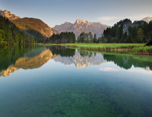 Naklejka premium Blick vom Almsee auf das Tote Gebirge, Almtal, nördliche Kalkalpen, Oberösterreich, Österreich