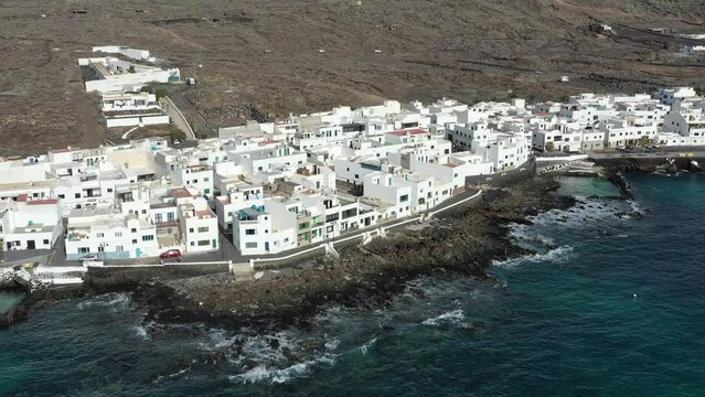 survol du village de Punta Mujeres sur l'&icirc;le de Lanzarote aux canaries et piscines naturelles