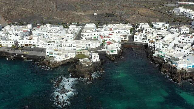 survol du village de Punta Mujeres sur l'&icirc;le de Lanzarote aux canaries et piscines naturelles