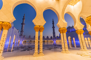 Courtyard of Sheikh Zayed Grand Mosque in Abu Dhabi, United Arab Emirates. - 762751334