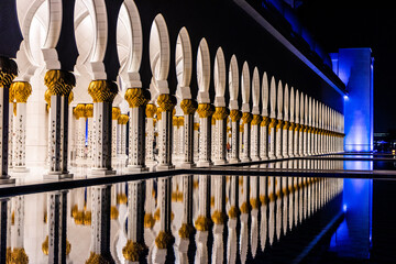 Night view of the colonnade of Sheikh Zayed Grand Mosque in Abu Dhabi, United Arab Emirates. - 762758102