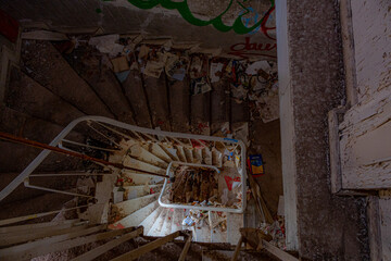 Draufsicht auf einen zugemülltes Treppenhaus einer verlassenen Villa
