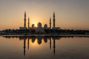 Fototapeta na wymiar Evening view of Sheikh Zayed Grand Mosque in Abu Dhabi, United Arab Emirates