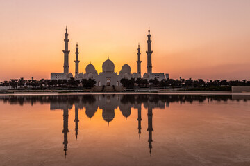 Evening view of Sheikh Zayed Grand Mosque in Abu Dhabi, United Arab Emirates.