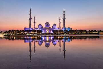 Fototapeta na wymiar Evening view of Sheikh Zayed Grand Mosque in Abu Dhabi, United Arab Emirates.