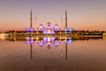 Evening view of Sheikh Zayed Grand Mosque in Abu Dhabi, United Arab Emirates.