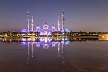 Night view of Sheikh Zayed Grand Mosque in Abu Dhabi, United Arab Emirates.