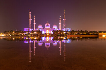 Night view of Sheikh Zayed Grand Mosque in Abu Dhabi reflecting in a water, United Arab Emirates. - 762781959