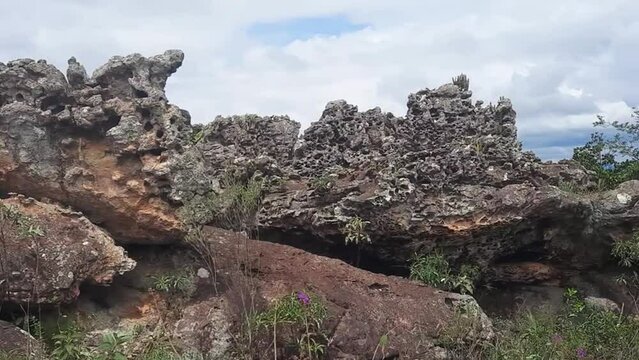 rocha porosa na serra da S&atilde;o Jos&eacute;, na cidade de Tiradentes, Estado de Minas Gerais, Brasil