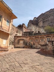 Visite de l'extérieur du Fort de Mehrangarh à Jodpur, petit bâtiment en pierre historique, grande terrasse ou allée, l'ancienne civilisation indienne et hindu, magnifique façade de bâtiment color
