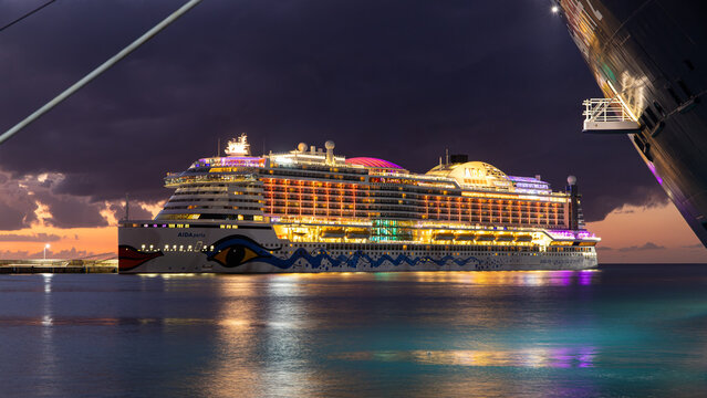 Beleuchtetes Aida Kreuzfahrtschiff im Hafen von Bridgetown, Barbados, am 17.03.2020 bei Nacht