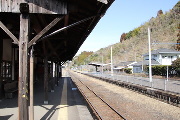 jr九州肥薩線の大隅横川駅のプラットホーム風景
