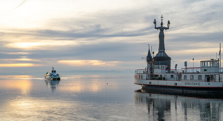 Katamaran-Fähre erreicht die Hafeneinfahrt von Konstanz mit der Imperia-Statue und den...