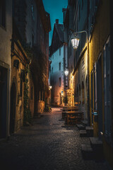 Romantische Laternenbeleuchtung in der Salmannsweilergasse am Abend. Konstanz, Bodensee,...