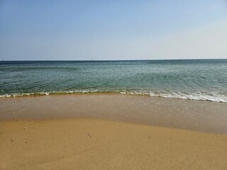 한국 강원도 속초 해수욕장 해변의 하늘과 바다, 모래사장의 아름다운 경관