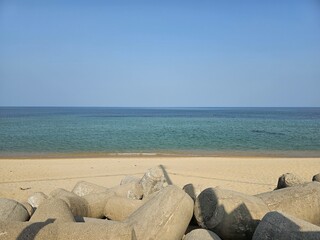 Fototapeta na wymiar 한국 강원도 속초 해수욕장 해변의 하늘과 바다, 모래사장의 아름다운 경관