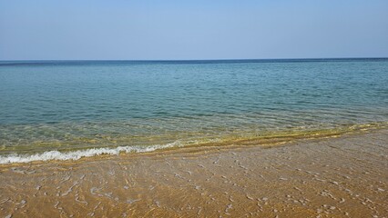 Fototapeta na wymiar 한국 강원도 속초 해수욕장 해변의 하늘과 바다, 모래사장의 아름다운 경관